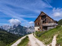 Österreich - Plumsjochhütte - Urige Plumsjochhütte mit Karwendel Gipfel dahinter